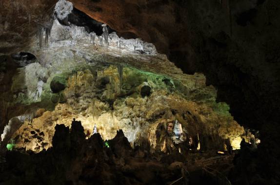 O belíssimo e enorme salão principal da caverna em Carlsbad Caverns National Park, no sul do Novo México, nos Estados Unidos